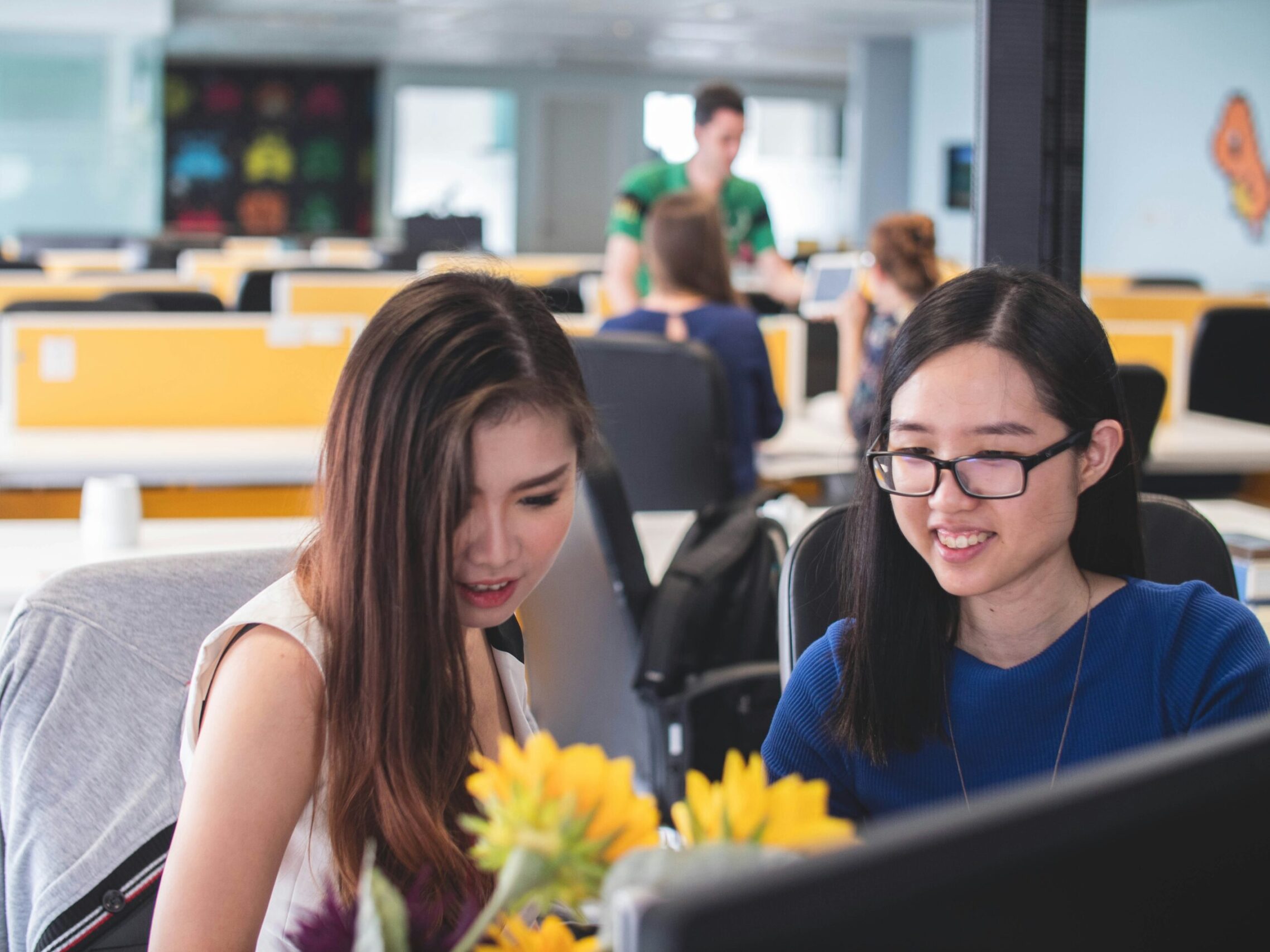 2 women working together